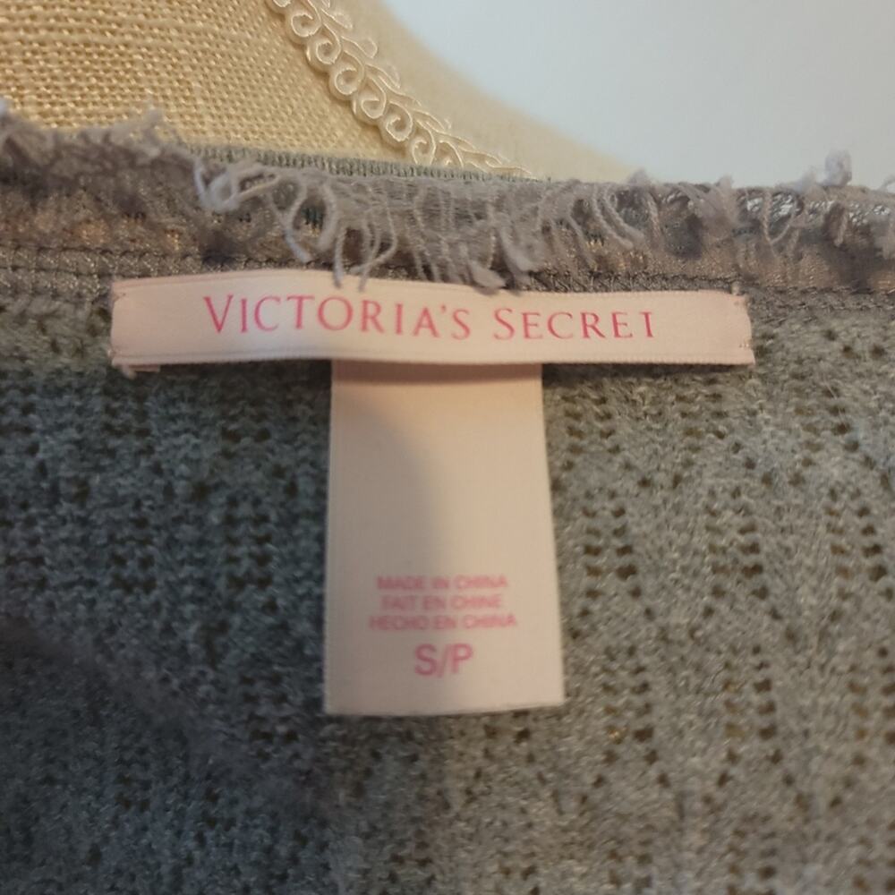 Victoria's Secret Grey Delicate Knit Lace Eyelash Trim Light Weight Sweater S - Picture 4 of 4